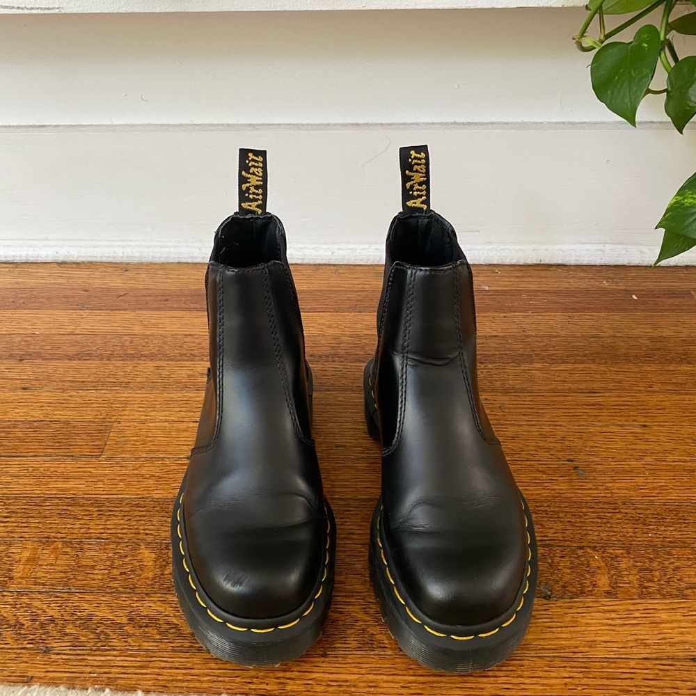 Platform Dr. Marten Chelsea Boot